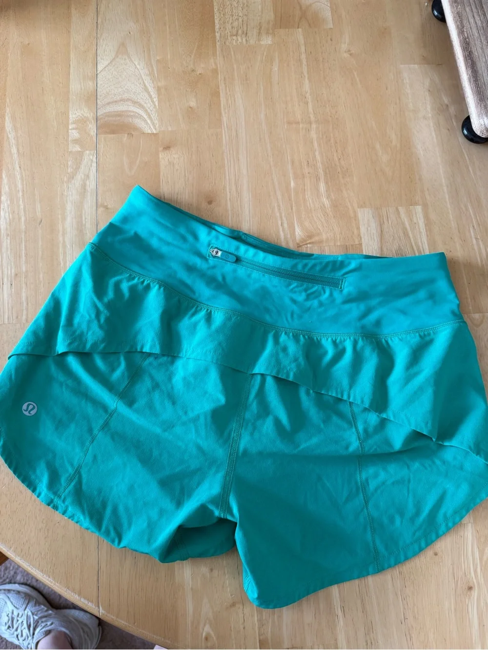 lululemon women’s size 4 green speed up shorts